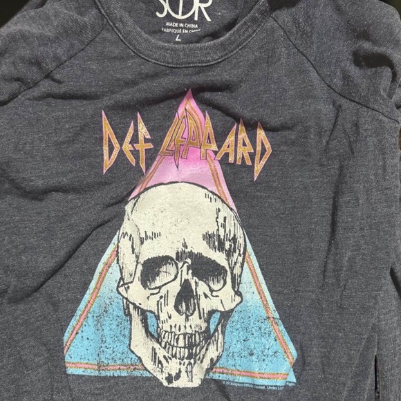 CHASER • Def Leppard Band Fan Navy Chambray Long Sleeve Cold-Shoulder Shirt - Picture 4 of 4